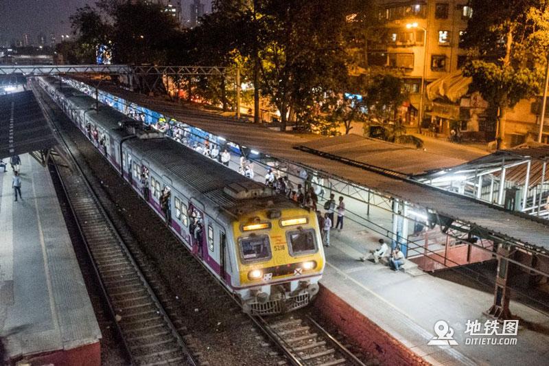 印度孟买地铁:无安检,检票,车门全程开着,有女性专用车厢